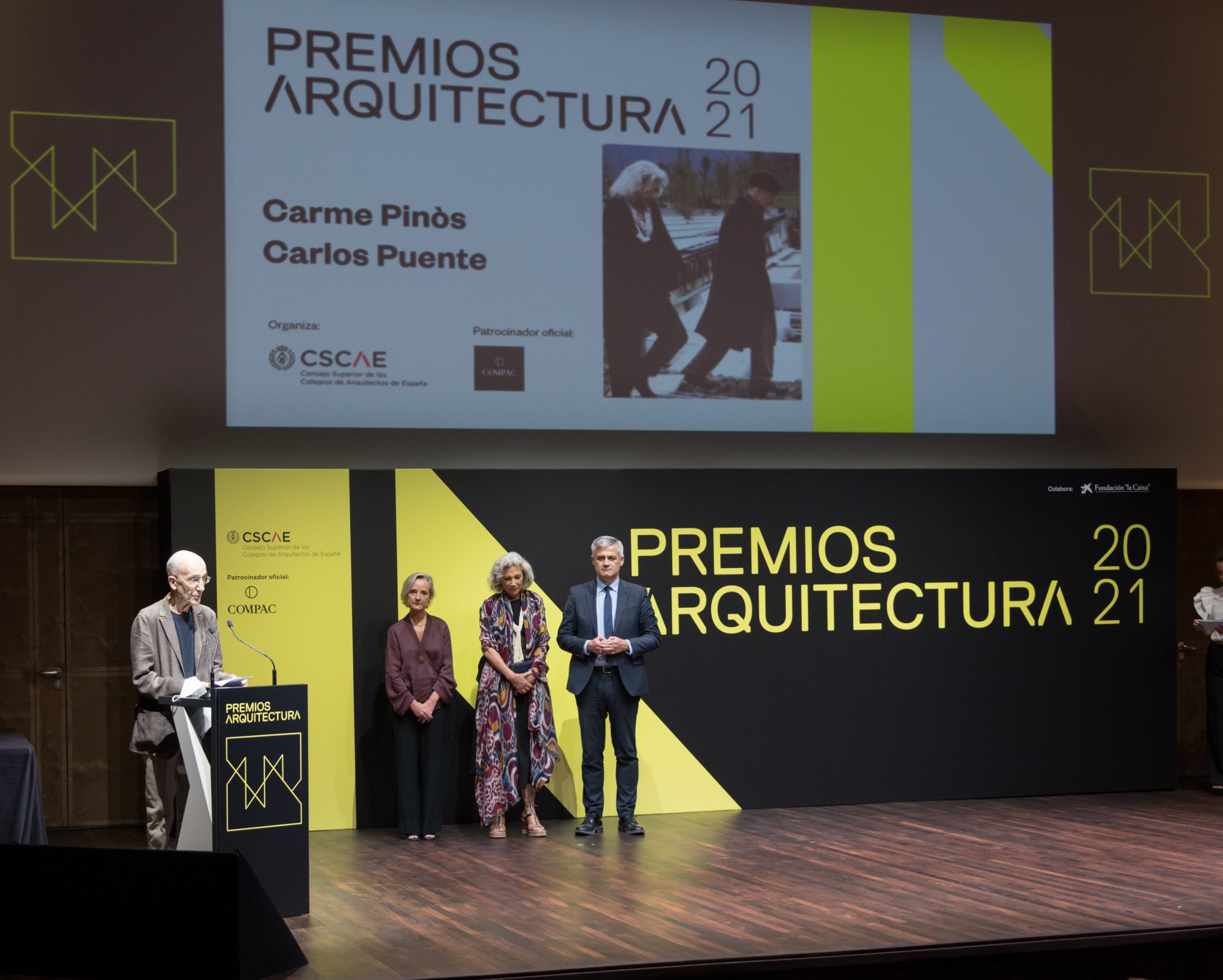 Entrega de La medalla de oro, un premio a la trayectoria profesional a Carme Pinòs y Carlos Puente